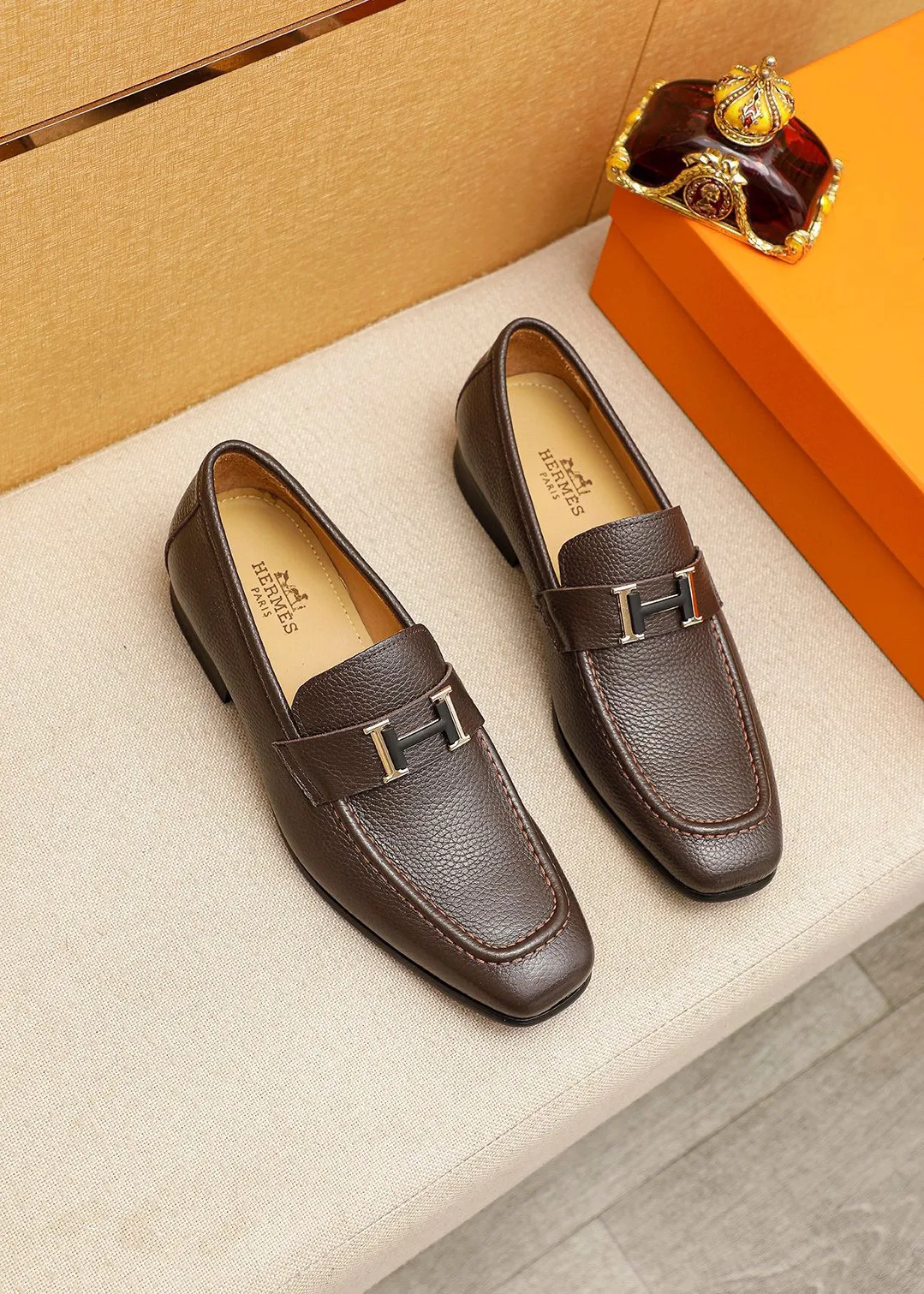 Men's shoes 💰460 💐 Product trademark: HERMES "Hermès" casual leather shoes Regular size: 38-44 (45.46🉑️customized) Product materials: Selected imported first-layer pebbled calfskin upper + luxury hardware buckle, imported water-dyed 🐂 cowhide lining. Strong three-dimensional visual effect, combined outsole Color: 2⃣️seed leather materials optional
